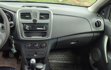 Renault Logan II, 2016 год, 850 000 рублей, 4 фотография