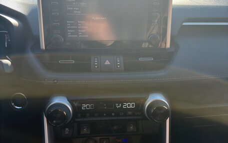 Toyota RAV4, 2020 год, 3 650 000 рублей, 10 фотография