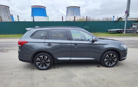 Mitsubishi Outlander III рестайлинг 3, 2021 год, 2 700 000 рублей, 3 фотография