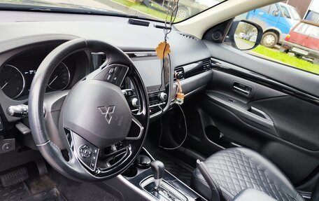 Mitsubishi Outlander III рестайлинг 3, 2021 год, 2 700 000 рублей, 7 фотография