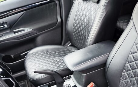 Mitsubishi Outlander III рестайлинг 3, 2021 год, 2 700 000 рублей, 8 фотография