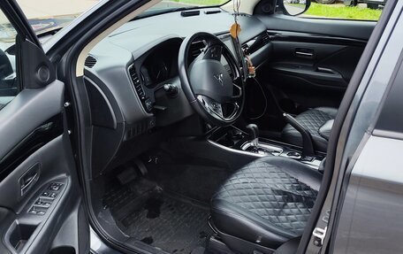 Mitsubishi Outlander III рестайлинг 3, 2021 год, 2 700 000 рублей, 9 фотография