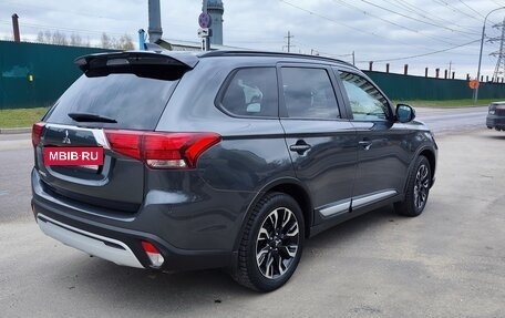 Mitsubishi Outlander III рестайлинг 3, 2021 год, 2 700 000 рублей, 13 фотография