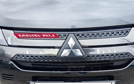 Mitsubishi Outlander III рестайлинг 3, 2021 год, 2 700 000 рублей, 16 фотография