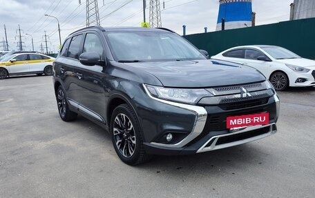 Mitsubishi Outlander III рестайлинг 3, 2021 год, 2 700 000 рублей, 14 фотография