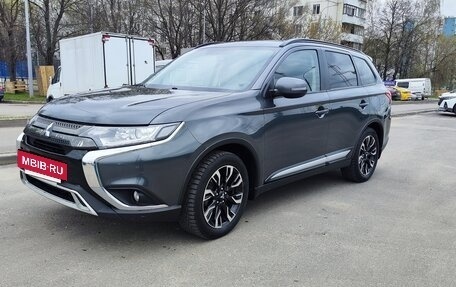 Mitsubishi Outlander III рестайлинг 3, 2021 год, 2 700 000 рублей, 15 фотография