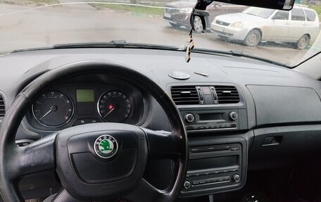 Skoda Fabia II, 2010 год, 400 000 рублей, 24 фотография