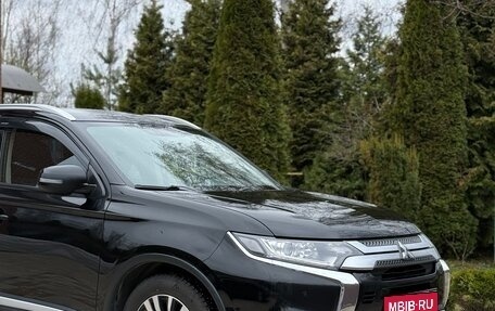 Mitsubishi Outlander III рестайлинг 3, 2019 год, 2 100 000 рублей, 10 фотография