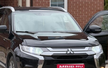 Mitsubishi Outlander III рестайлинг 3, 2019 год, 2 100 000 рублей, 35 фотография