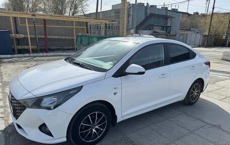 Hyundai Solaris II рестайлинг, 2021 год, 1 581 000 рублей, 2 фотография