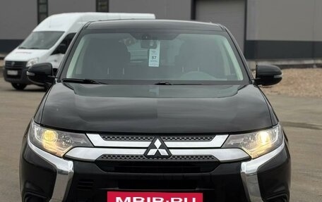 Mitsubishi Outlander III рестайлинг 3, 2018 год, 2 119 000 рублей, 2 фотография
