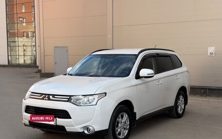 Mitsubishi Outlander III рестайлинг 3, 2013 год, 1 490 000 рублей, 6 фотография