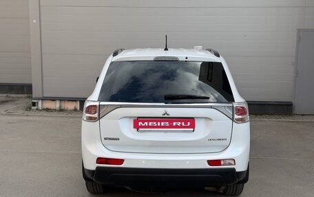 Mitsubishi Outlander III рестайлинг 3, 2013 год, 1 490 000 рублей, 10 фотография