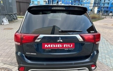 Mitsubishi Outlander III рестайлинг 3, 2021 год, 2 750 000 рублей, 3 фотография