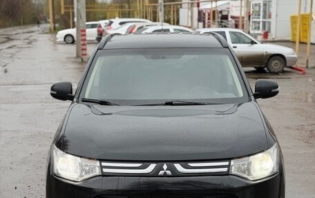 Mitsubishi Outlander III рестайлинг 3, 2013 год, 925 000 рублей, 3 фотография