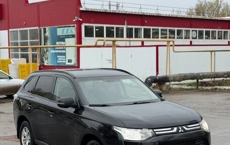 Mitsubishi Outlander III рестайлинг 3, 2013 год, 925 000 рублей, 2 фотография