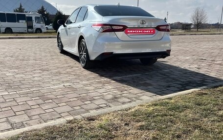 Toyota Camry, 2021 год, 3 750 000 рублей, 4 фотография