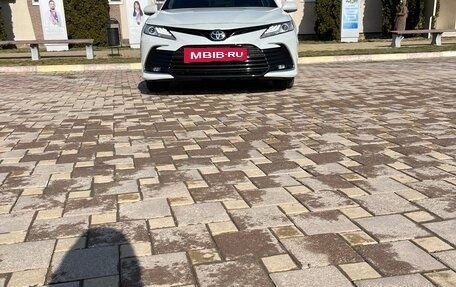 Toyota Camry, 2021 год, 3 750 000 рублей, 2 фотография