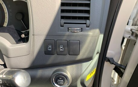 Toyota ISis I, 2012 год, 1 420 000 рублей, 15 фотография