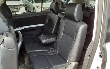 Toyota ISis I, 2012 год, 1 420 000 рублей, 28 фотография