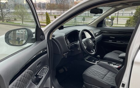 Mitsubishi Outlander III рестайлинг 3, 2022 год, 3 320 000 рублей, 10 фотография