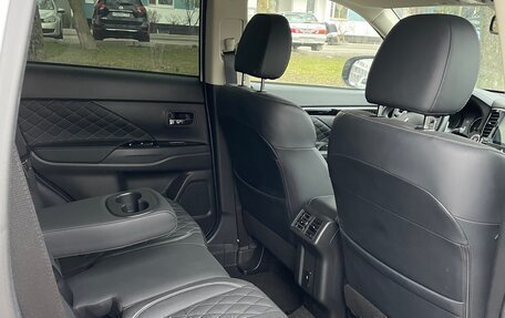 Mitsubishi Outlander III рестайлинг 3, 2022 год, 3 320 000 рублей, 13 фотография