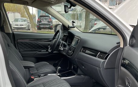 Mitsubishi Outlander III рестайлинг 3, 2022 год, 3 320 000 рублей, 14 фотография