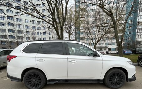 Mitsubishi Outlander III рестайлинг 3, 2022 год, 3 320 000 рублей, 4 фотография