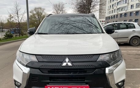Mitsubishi Outlander III рестайлинг 3, 2022 год, 3 320 000 рублей, 2 фотография