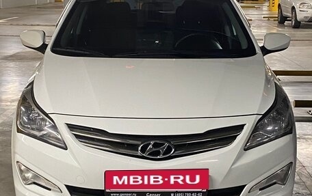 Hyundai Solaris II рестайлинг, 2015 год, 1 000 000 рублей, 4 фотография