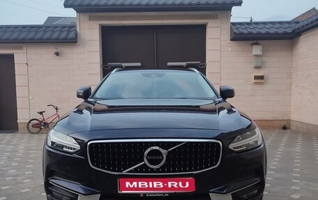 Volvo V90 Cross Country I рестайлинг, 2018 год, 3 000 000 рублей, 1 фотография