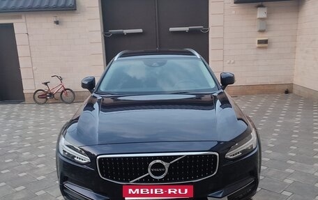 Volvo V90 Cross Country I рестайлинг, 2018 год, 3 000 000 рублей, 2 фотография