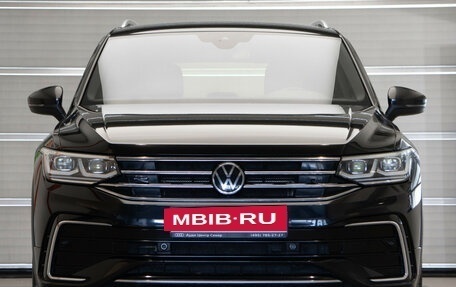 Volkswagen Tiguan II, 2021 год, 3 199 000 рублей, 2 фотография