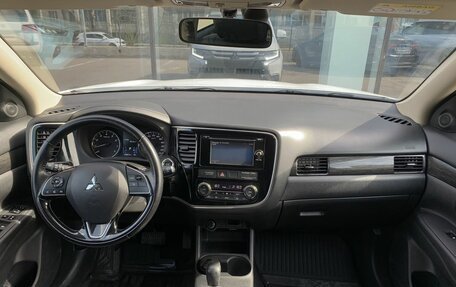 Mitsubishi Outlander III рестайлинг 3, 2016 год, 1 995 000 рублей, 11 фотография