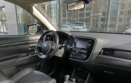 Mitsubishi Outlander III рестайлинг 3, 2016 год, 1 995 000 рублей, 10 фотография