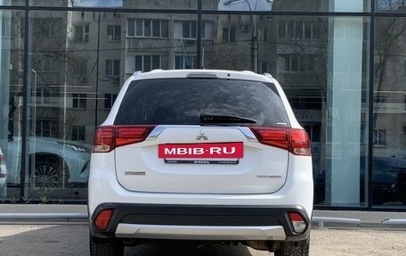 Mitsubishi Outlander III рестайлинг 3, 2016 год, 1 995 000 рублей, 6 фотография