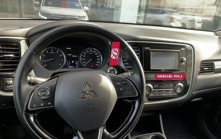 Mitsubishi Outlander III рестайлинг 3, 2016 год, 1 995 000 рублей, 12 фотография