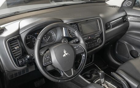 Mitsubishi Outlander III рестайлинг 3, 2018 год, 2 306 200 рублей, 5 фотография