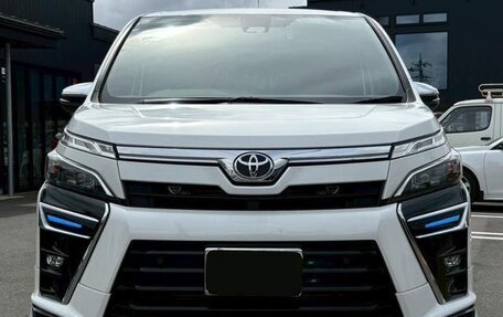 Toyota Voxy III, 2021 год, 1 900 000 рублей, 2 фотография