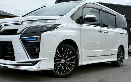 Toyota Voxy III, 2021 год, 1 900 000 рублей, 7 фотография