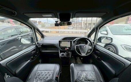 Toyota Voxy III, 2021 год, 1 900 000 рублей, 12 фотография