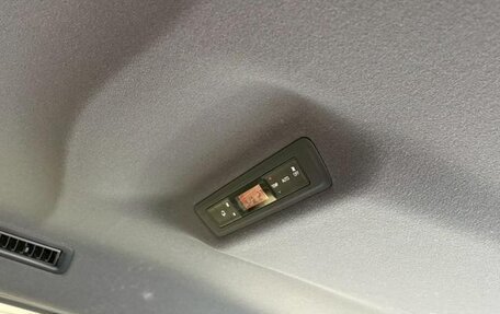 Toyota Voxy III, 2021 год, 1 900 000 рублей, 15 фотография