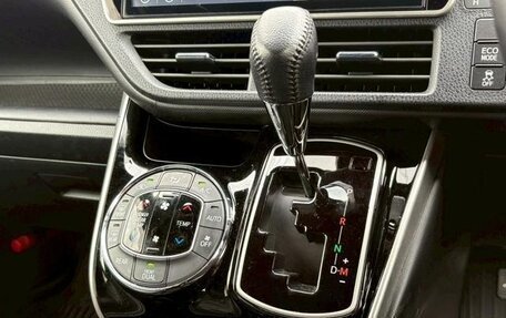 Toyota Voxy III, 2021 год, 1 900 000 рублей, 10 фотография