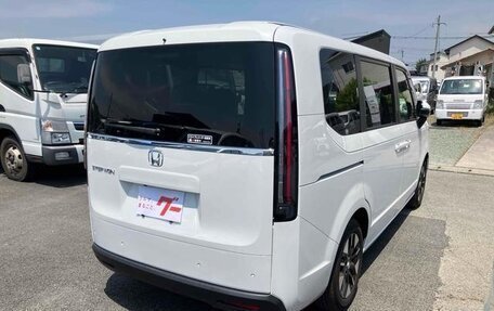 Honda Stepwgn, 2022 год, 1 950 000 рублей, 3 фотография