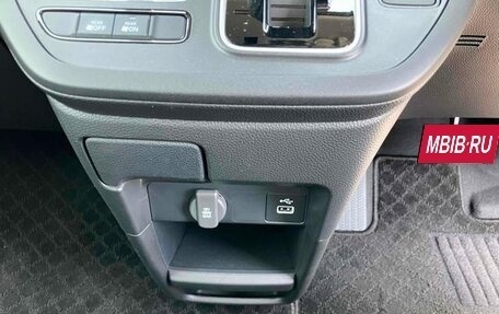 Honda Stepwgn, 2022 год, 1 950 000 рублей, 16 фотография