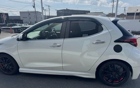 Toyota Yaris, 2023 год, 1 575 000 рублей, 2 фотография