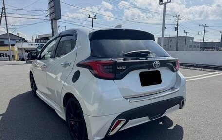 Toyota Yaris, 2023 год, 1 575 000 рублей, 3 фотография