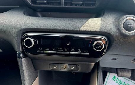 Toyota Yaris, 2023 год, 1 575 000 рублей, 17 фотография