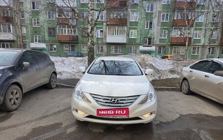 Hyundai Sonata VI, 2011 год, 1 100 000 рублей, 2 фотография
