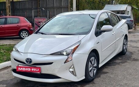 Toyota Prius IV XW50, 2016 год, 2 050 000 рублей, 2 фотография